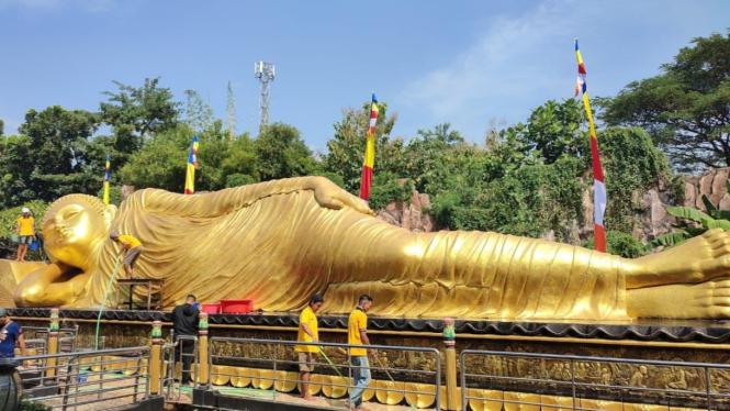 Patung Buddha Tidur Terbesar di Indonesia di Maha Vihara Majapahit Trowulan, Mojokerto