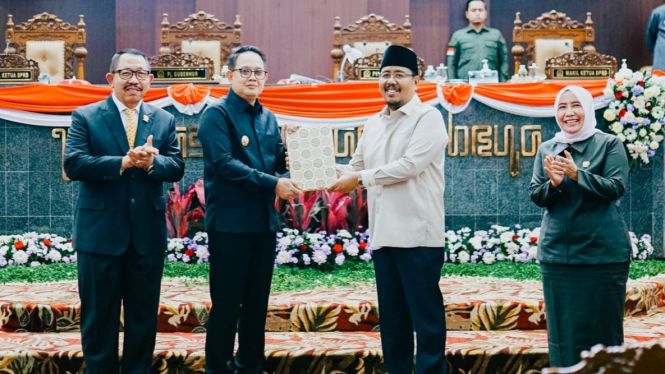 Pj Gubernur Jatim Adhy Karyono dan pimpinan DPRD Jatim