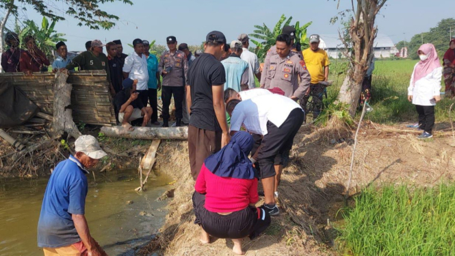 Warga saat mengevakuasi korban kesetrum jebakan tikus