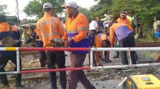 Penutupan perlintasan kereta api di Lamongan oleh KAI.