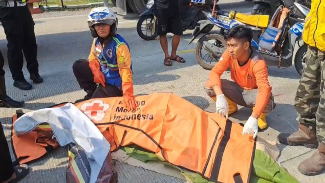 Pemotor tewas setelah menabrak truk parkir di Mojokerto.