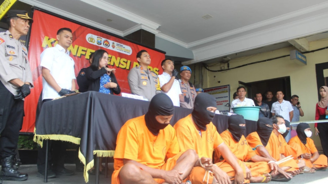 10 tersangka perjudian saat rilis di Polres Tulungagung