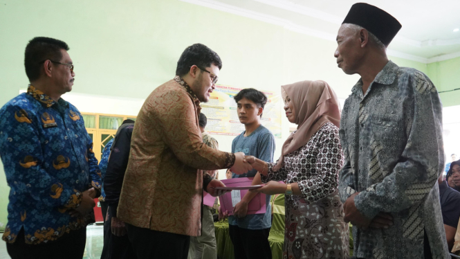 Bupati Kediri Hanindhito Pramana serahkan sertifikat ke warga.