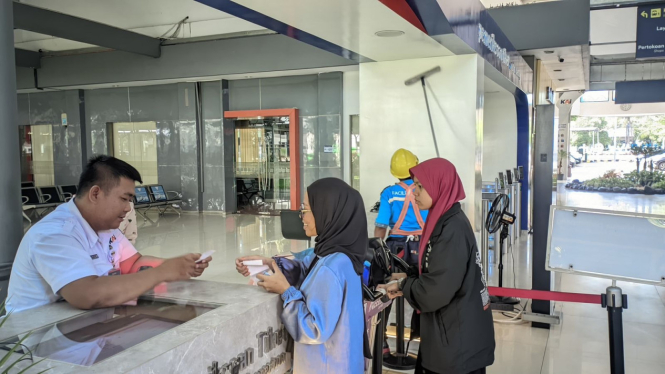 Penumpang sedang boarding pas di Stasiun Surabaya Gubeng.
