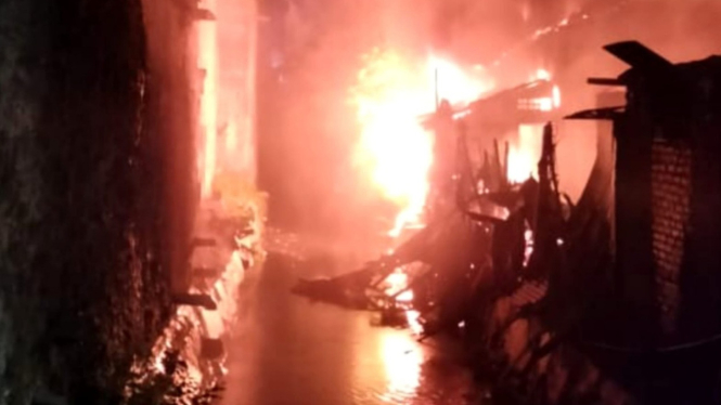 Api membakar habis 1 rumah dan 5 ruang kelas MI di Surabaya