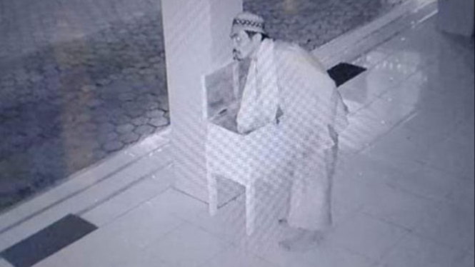 Pencuri uang di kotak amal masjid di Bungah Gresik