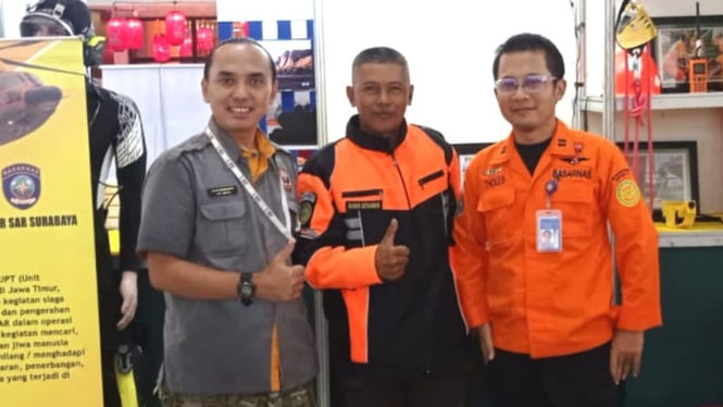 Ketua Harian Porgasi Jatim Siswadi Siswo Pranoto (kiri) saat bersama petugas SAR di Surabaya