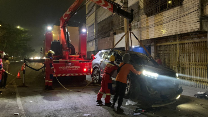 Mobil Honda CRV terbalik di Kota Surabaya.