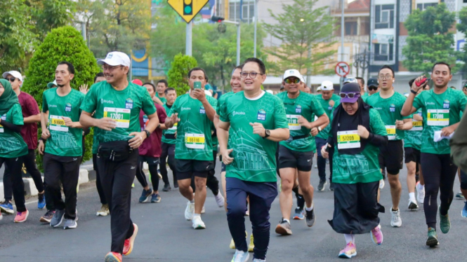 Pj Gubernur Jatim Adhy Karyono berlari sejauh 5 km di acara Surabaya Medic Air Run 2024 di Kampus A Unair