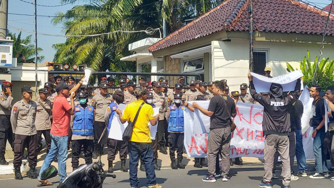 Jurnalis Lamongan melakukan aksi tolak RUU Penyiaran.