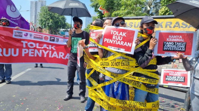 Aksi demo tolak RUU Penyiaran di Depan Grahadi Surabaya