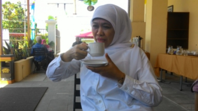 Khofifah Indar Parawansa saat meminum kopi pahit.