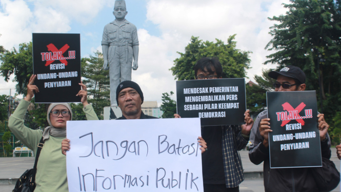 Aksi tolak RUU Penyiaran oleh sejumlah jurnalis di Surabaya.