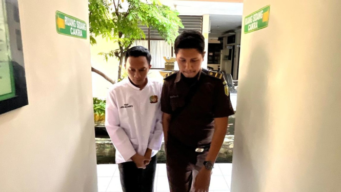 Terdakwa kasus threesome saat digiring jaksa di PN Mojokerto