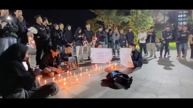 Puluhan anggota IKAMABA menggelar aksi di Taman Apsari, Surabaya