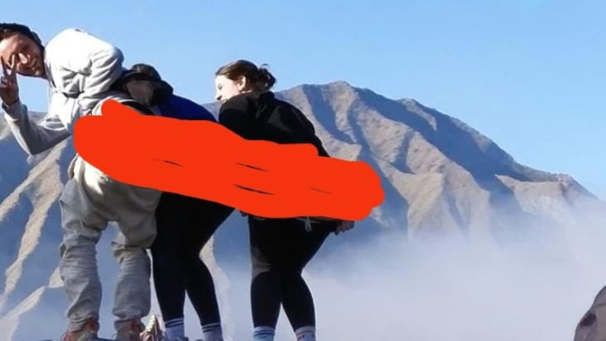 3 wisatawan belanda pose pamer pantat di Gunung Bromo.