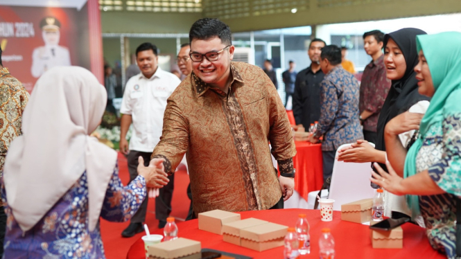 Bupati Kediri Hanindhito Himawan Pramana menyalami serikat buruh