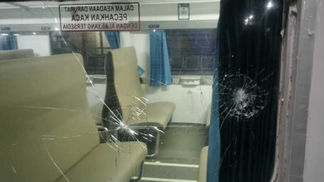 Kaca salah satu gerbong KA Pasundan pecah akibat dilempar batu OTK di Surabaya
