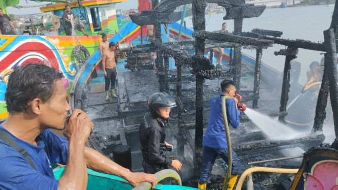 Kapal nelayan terbakar diduga akibat korsleting mesin dinamo
