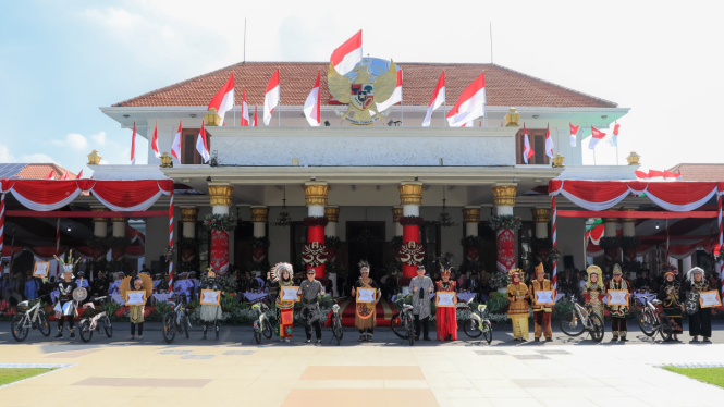 Momen saat peringatan Hari Pancasila di Gedung Grahadi.