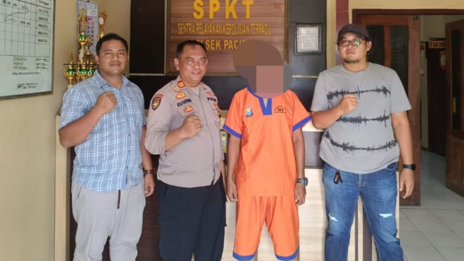 Tersangka pencabulan saat diamankan di Mapolsek Paciran, Lamongan