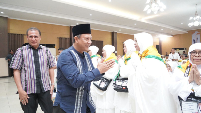 Pj Gubernur NTT saat menyapa jemaah haji Embarkasi Surabaya