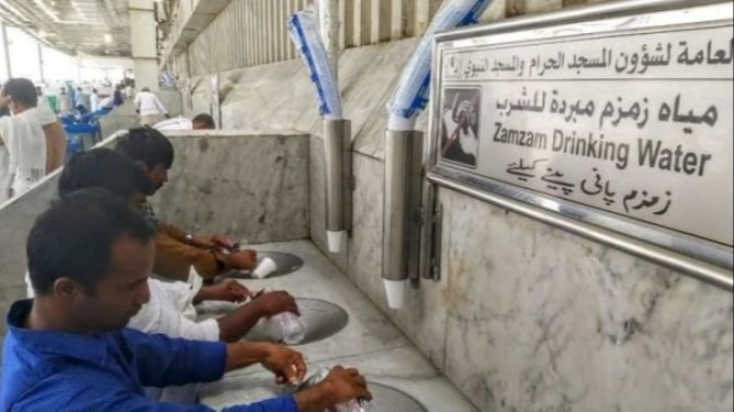 Kran air zamzam untuk jemaah haji di Masjidil Haram