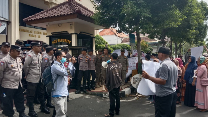 Massa aksi depan Pengadilan Negeri Tuban meminta Mbah Darmi dibebaskan