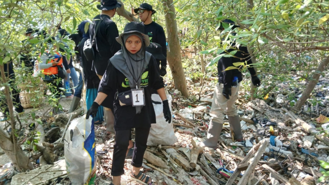 Pegawai PLN UID Jatim bersih-bersih sampah di Surabaya.
