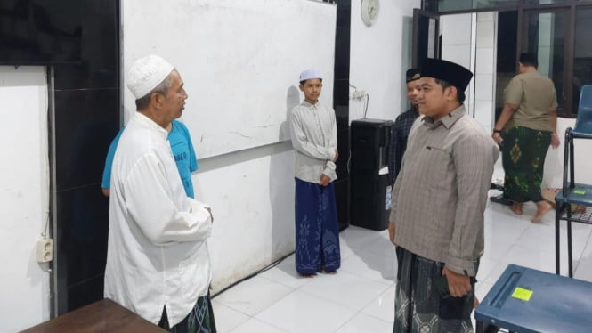 Kepala Yayasan Ponpes Syifaul Qulub Dr KH Abdul Rozaq (kiri) saat menemui Syahrul Munir