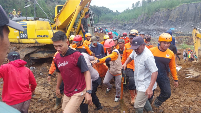 Proses evakuasi korban tertimbun longsor di Lumajang