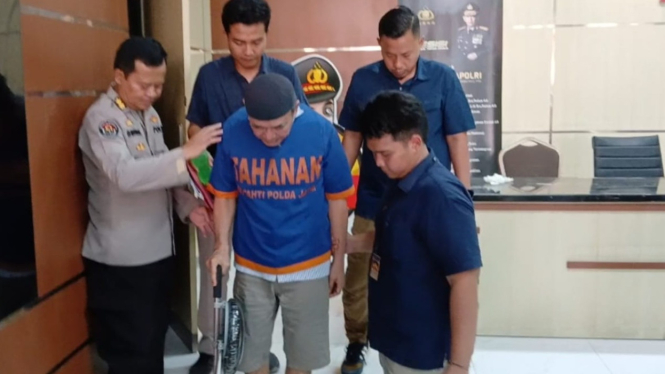 Tersangka HS, usai dihadirkan dalam jumpa pers di Mapolda Jatim.