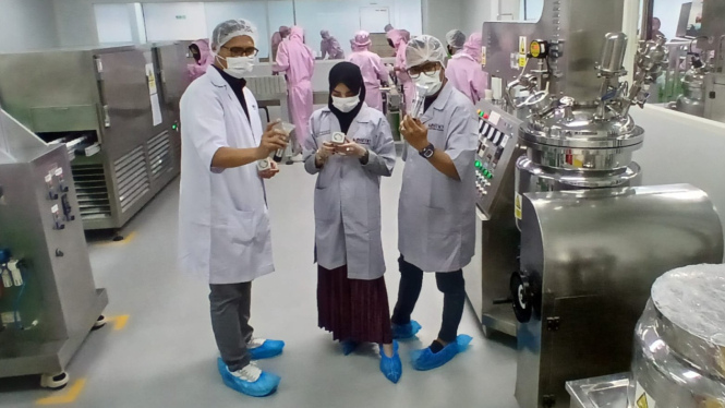 Suasana Kosme saat memproduksi maklon.