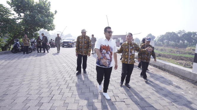 Pj Wali Kota Ali Kuncoro meninjau bakal Jalan Bung Karno.