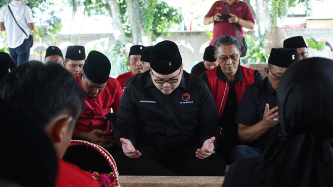 Suasana berziarah Mas Dhito bersama Menseskab.
