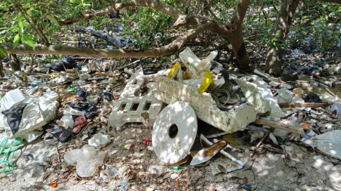 Sampah berserakan di pesisir timur Surabaya Sidoarjo.