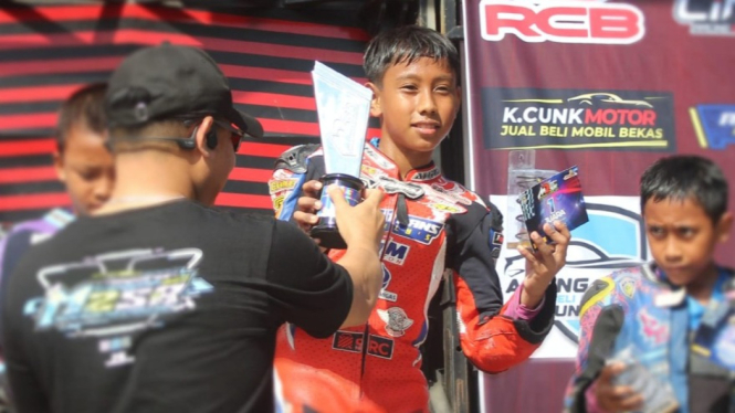 Rafif Sadya menerima Trofi Juara 1 M2SR Trenggalek