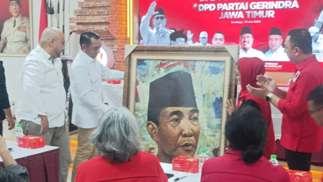 PDIP Jawa Timur berikan foto Bung Karno ke DPD Gerindra Jatim,