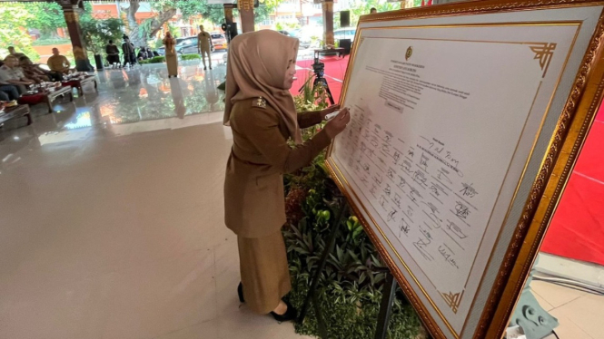 Bupati Mojokerto Ikfina Fahmawati menandatangani pakta integritas antikorupsi