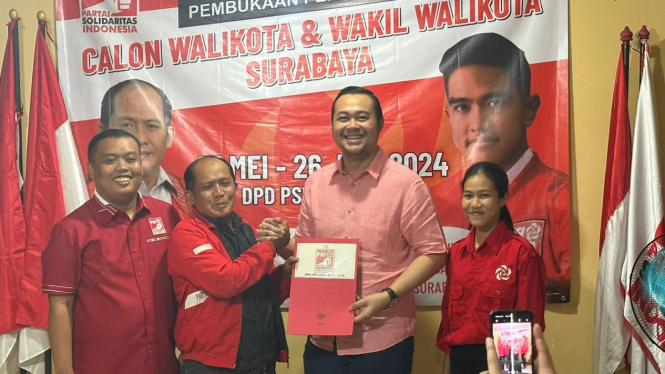 Bayu Airlangga mendaftar Bacawali Surabaya di kantor PSI.