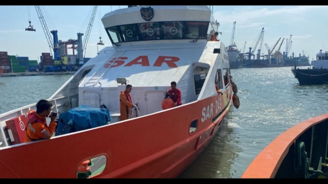 Tim SAR mencari 11 Nelayan Gresik yang hilang.