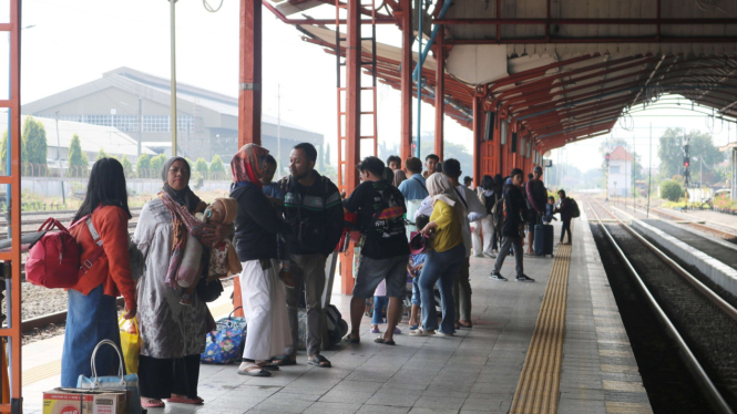 Suasana penumpang Kereta Api Indonesia.