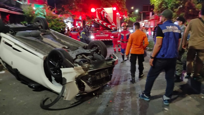Mobil terbalik di Jalan Kranggan Surabaya.
