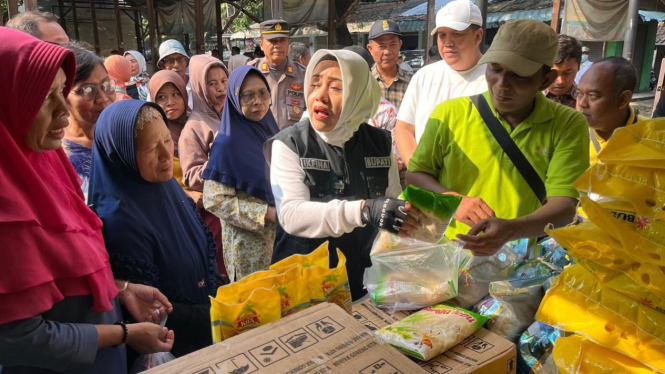 Bupati Mojokerto Ikfina Fahmawati di acara pasar murah