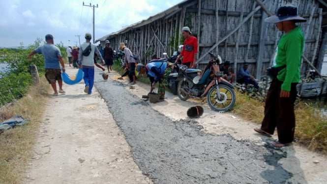 Suasana perbaikan jalan oleh Pagar Nusa dan Masyarakat