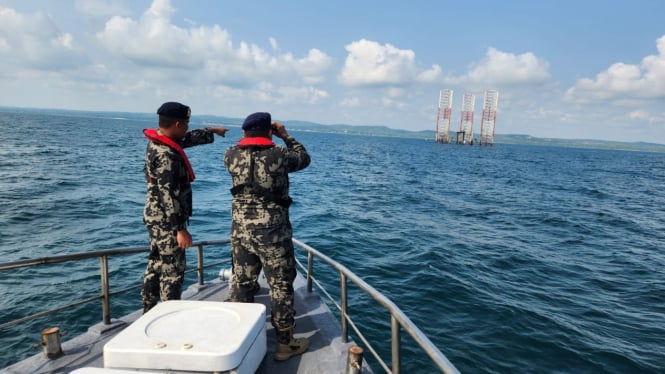 Proses pencarian korban tertimpa kontainer di Perairan Madura