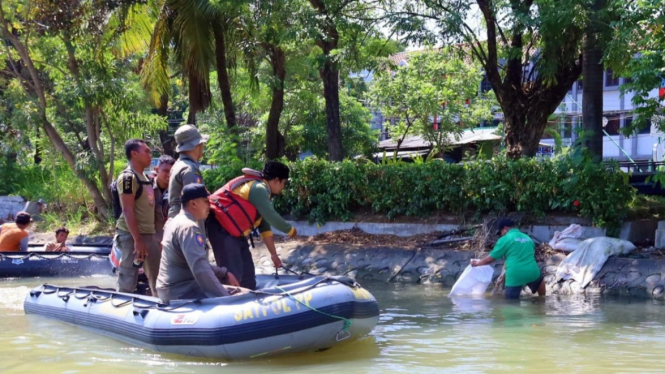 Petugas berpatroli menyusuri Sungai Kalimas Surabaya
