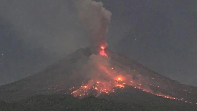 Gunung Merapi saat muntahkan awan panas guguran