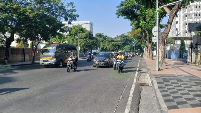 Suasana Jalan Raya Gubeng, Kota Surabaya, di waktu pagi.