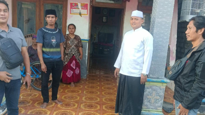 Anggota serse Polres Gresik melakukan olah TKP